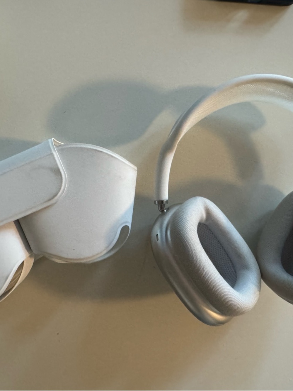 Apple White Over-Ear Wireless Headphones with Carry Case